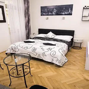 blackwhite-apartment-krakovska.praguehotelsweb.com/
